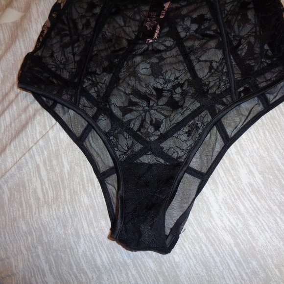 Victoria's Secret Embroidered High Waist Cheeky Black Lace Panty Size Small NWT - Picture 4 of 9